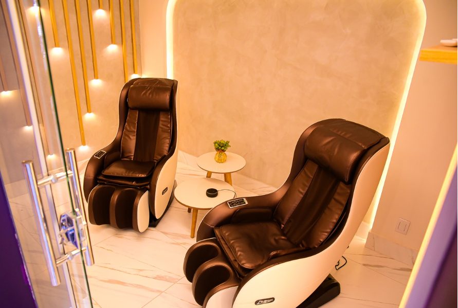 Área de relaxamento com poltronas de massagem