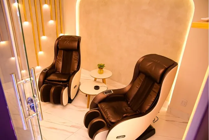 Área de relaxamento com poltronas de massagem